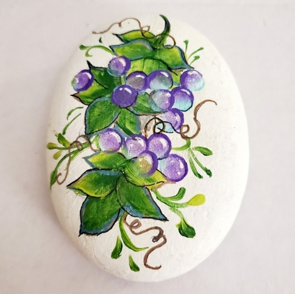 Painted Grapes on natural rock, Tuscany Art of hand painted grapes on stone - Picture 3 of 7